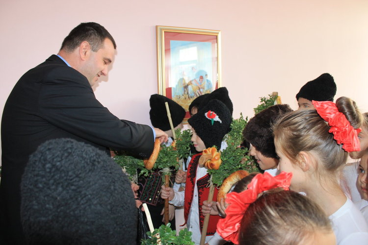Коледарчета от „Йовков” благославяха в Областна администрация