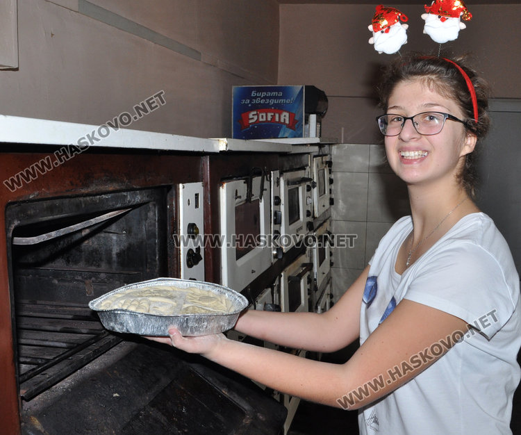 Децата от "Левски" превърнаха училището си в Коледна пекарна