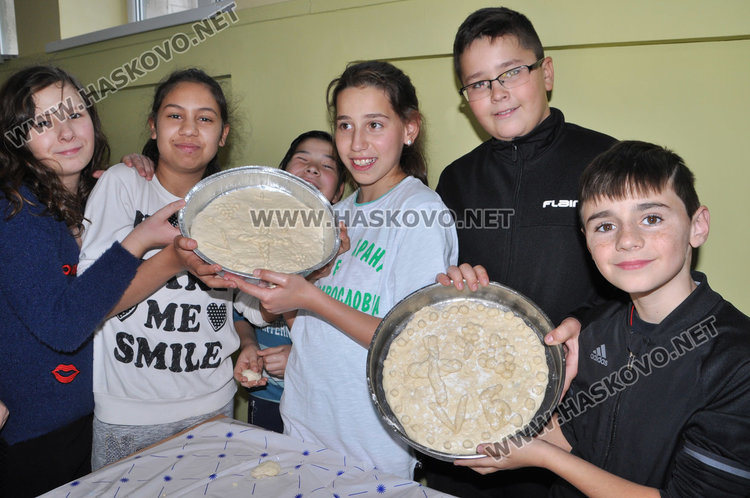 Децата от "Левски" превърнаха училището си в Коледна пекарна