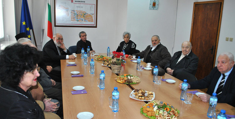 Почетни граждани искат от кмета работа за младите и довършване на хирургическия блок