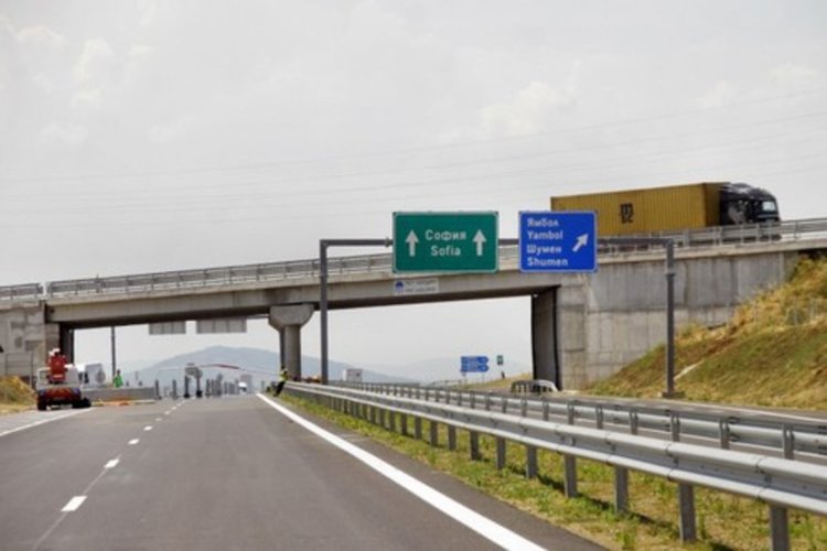 Движението по АМ "Тракия" в посока София е ограничено
