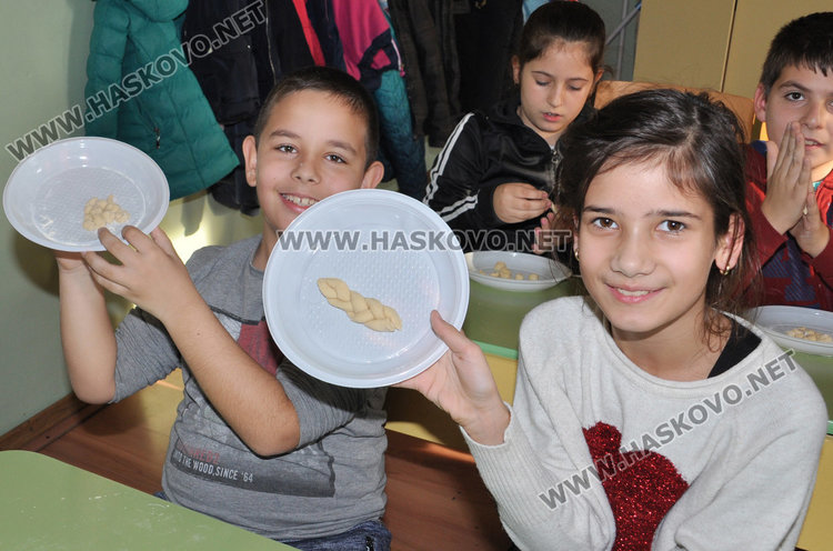 Децата от "Левски" превърнаха училището си в Коледна пекарна
