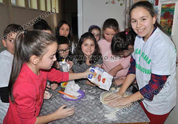 Децата от "Левски" превърнаха училището си в Коледна пекарна