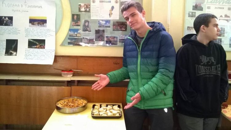 Дядо Коледа каза "Весела Коледа" на 25 езика в "Славейков"