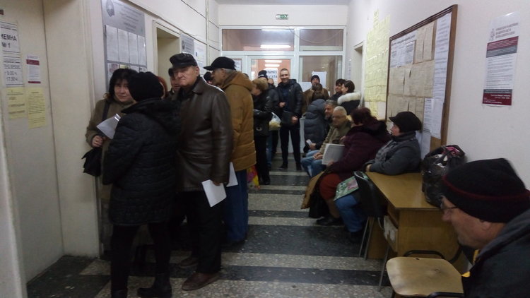 Хора с увреждания извиха опашка за безплатни винетки