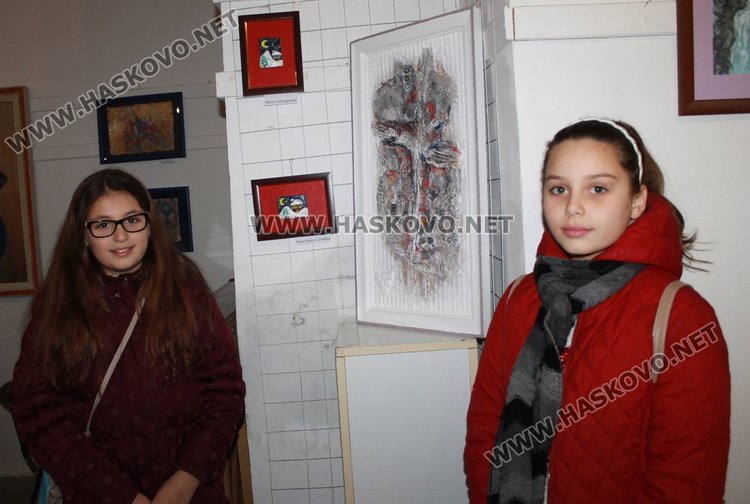 Възпитаниците на школата по керамика Ивон Качарова и Кристина Ганева