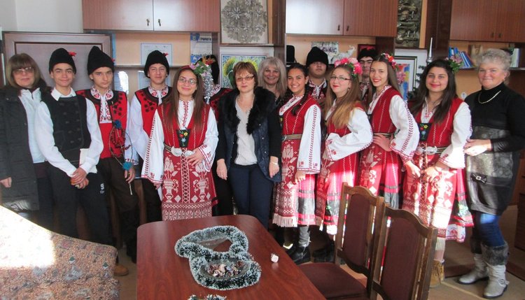 Посрещнаха сурвакари в Професионалната гимназия в Димитровград