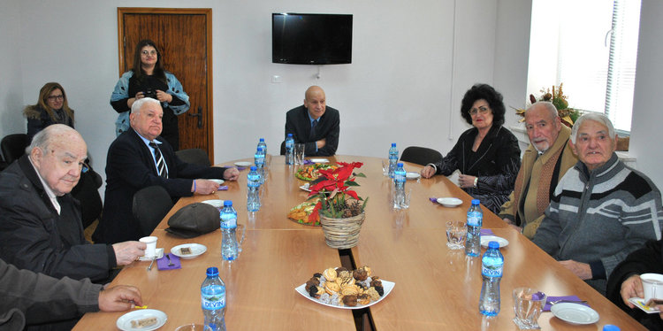 Почетни граждани искат от кмета работа за младите и довършване на хирургическия блок