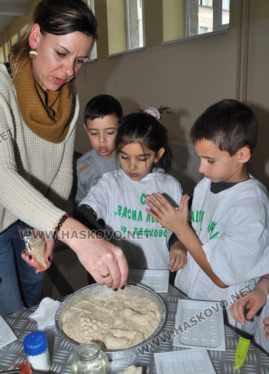 Децата от "Левски" превърнаха училището си в Коледна пекарна