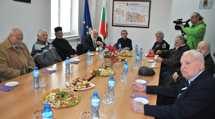 Почетни граждани искат от кмета работа за младите и довършване на хирургическия блок