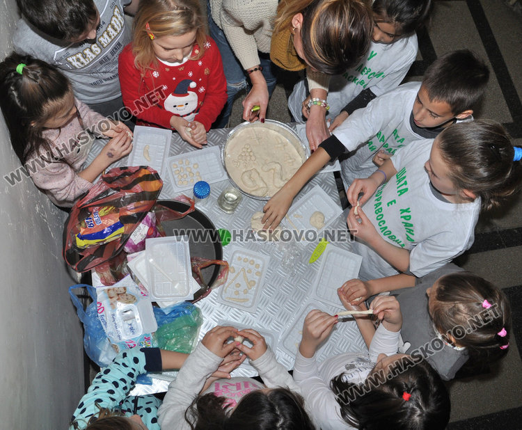 Децата от "Левски" превърнаха училището си в Коледна пекарна