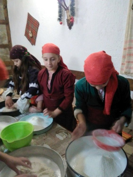 Четвъртокласници от Смолян направиха коледно тържество по стар обичай – с месена питка и бъдник в пещта 