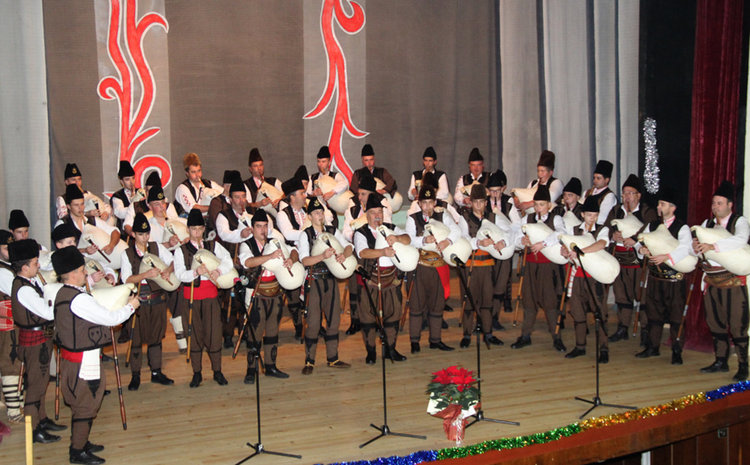 Гайди, танци, почетни награди и юбилейни отличия в коледния концерт на читалище „Христо Ботев“ в Смолян