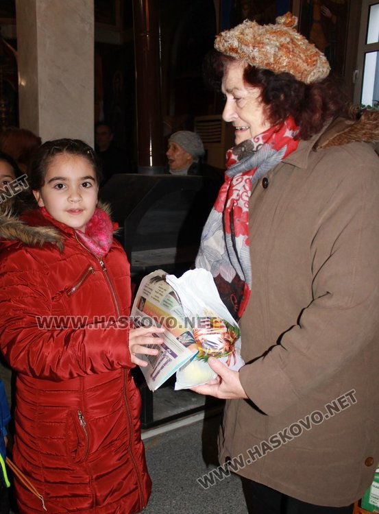 Коледни торбички за децата раздава димитровградската църква