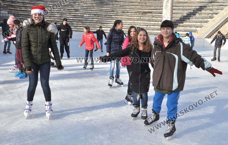 Ледената пързалка в Хасково отвори врати
