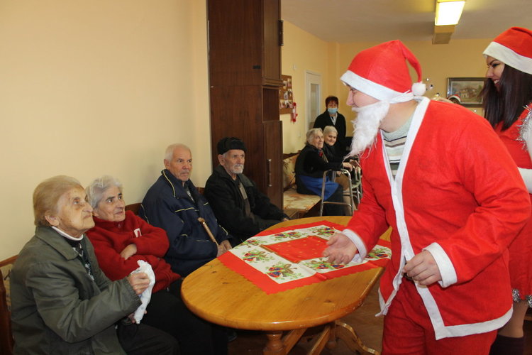 Дядо Коледа не пропусна Дома за стари хора