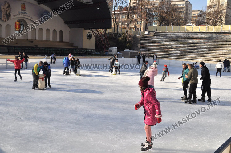 Ледената пързалка в Хасково отвори врати