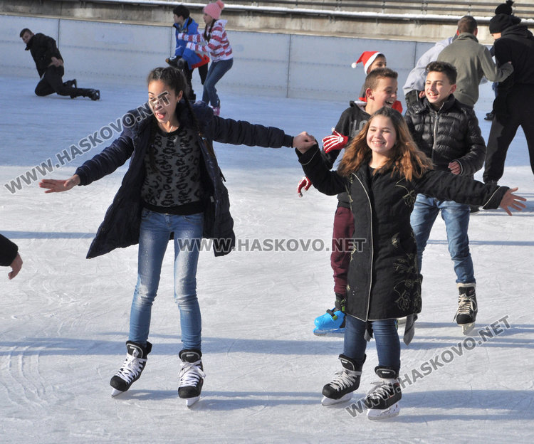 Ледената пързалка в Хасково отвори врати