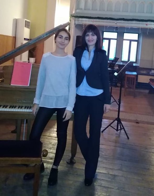  Сезен Местанова от школата по пиано е взела участие в Коледния концерт на Народно читалище „Хр.Г.Данов” в Пловдив