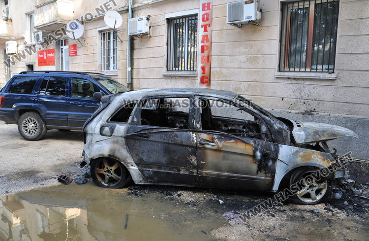 Мерцедес изгоря като факла, покрай него в огън джип и Фиат