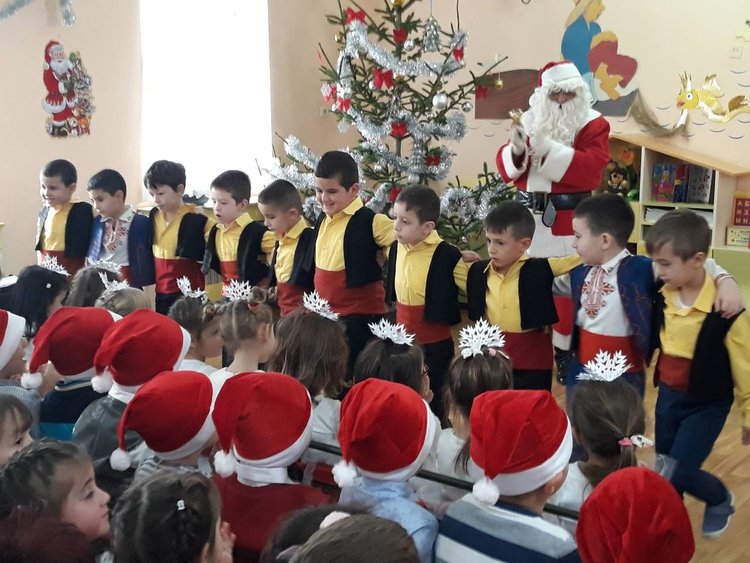 Дядо Коледа раздаде подаръци в детска градина „Вяра, Надежда и Любов”