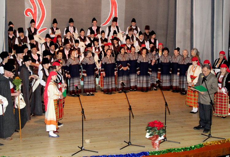 Гайди, танци, почетни награди и юбилейни отличия в коледния концерт на читалище „Христо Ботев“ в Смолян
