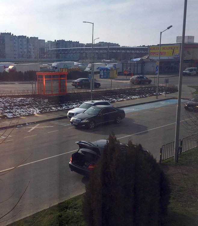 Два мерцедеса паркират в двете платна