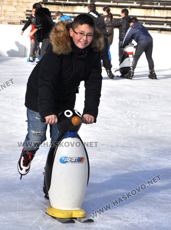 Ледената пързалка в Хасково отвори врати