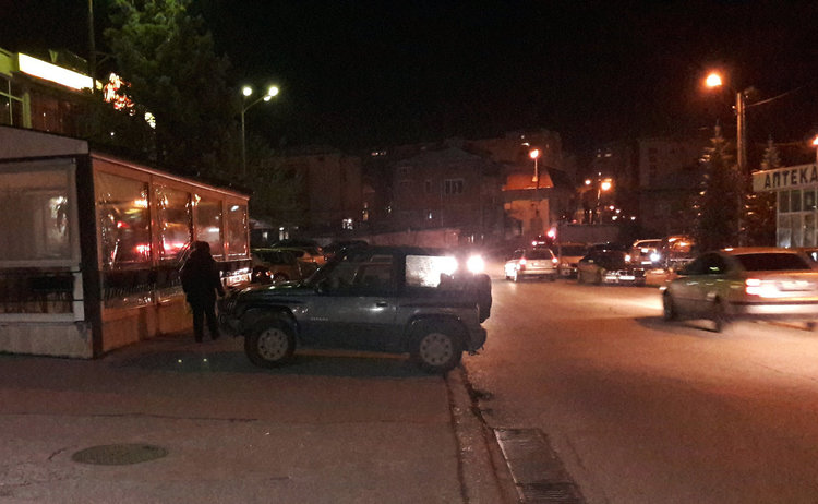 Няма такава наглост! Вижте безпардонно паркиран джип пред Авеню