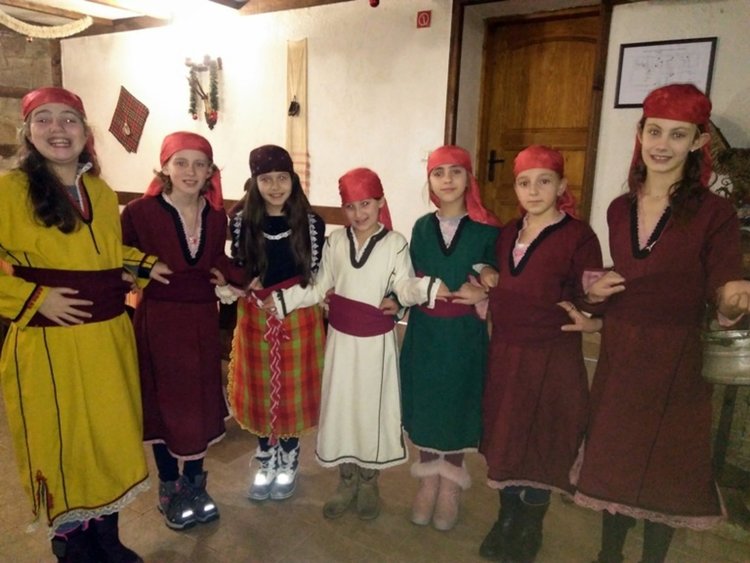 Четвъртокласници от Смолян направиха коледно тържество по стар обичай – с месена питка и бъдник в пещта 