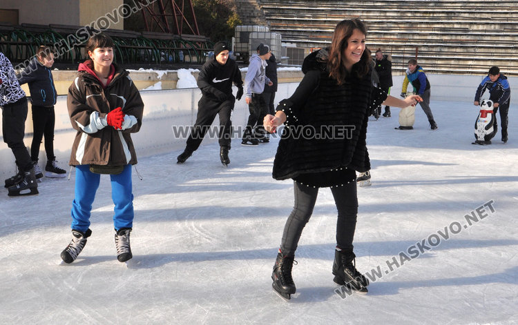 Ледената пързалка в Хасково отвори врати