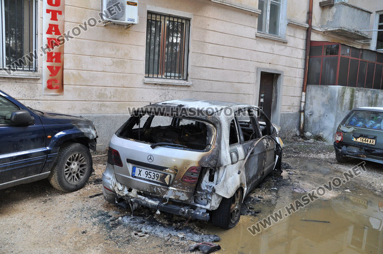 Мерцедес изгоря като факла, покрай него в огън джип и Фиат