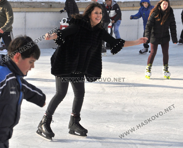 Ледената пързалка в Хасково отвори врати