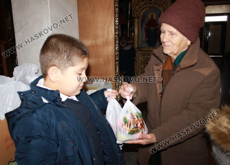 Коледни торбички за децата раздава димитровградската църква