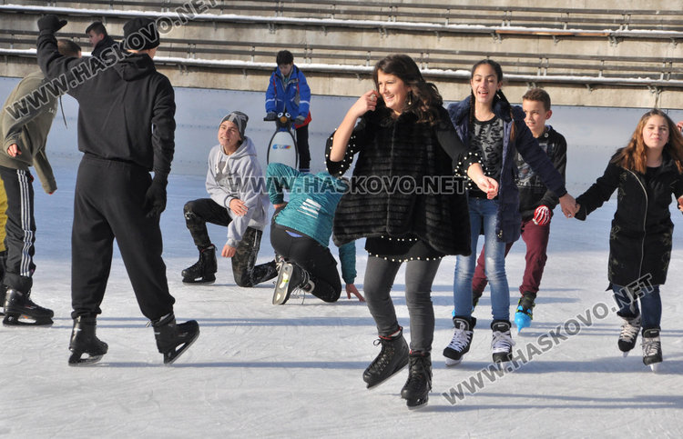 Ледената пързалка в Хасково отвори врати