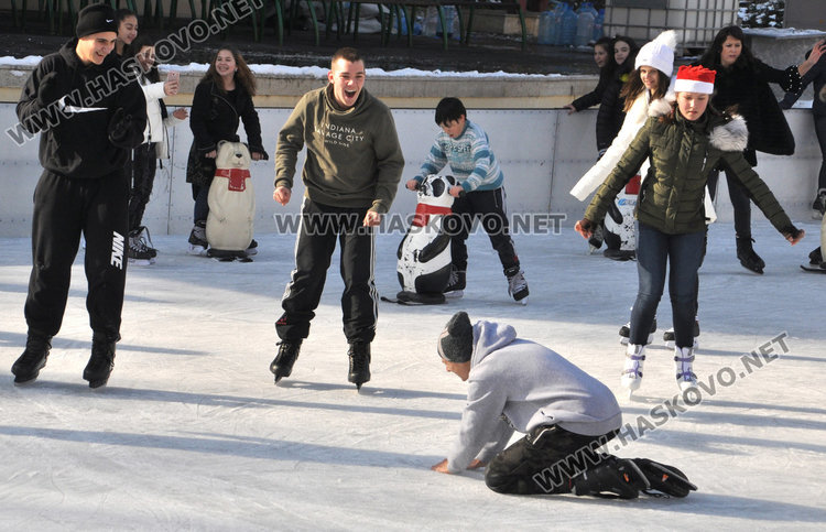 Ледената пързалка в Хасково отвори врати