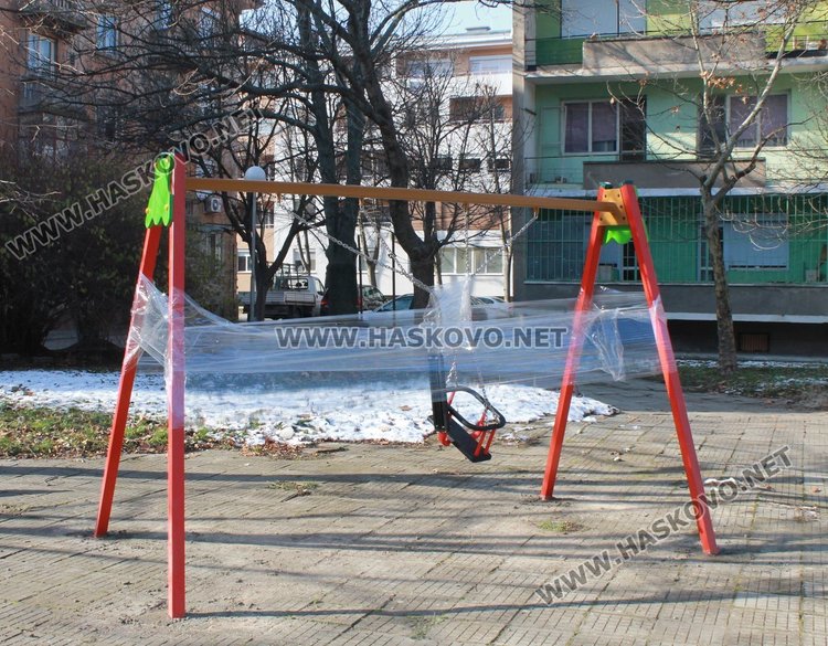 В парковото пространство зад блока бяха монтирани нови детски съоръжения - люлки, клатушки, въртележка и къщичка за деца