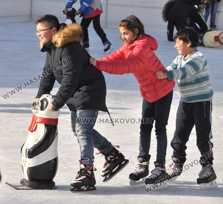 Ледената пързалка в Хасково отвори врати