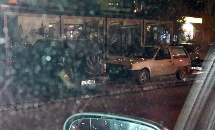 Няма такава наглост! Вижте безпардонно паркиран джип пред Авеню