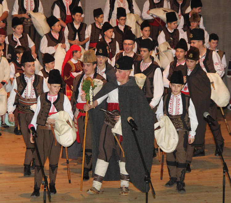 Гайди, танци, почетни награди и юбилейни отличия в коледния концерт на читалище „Христо Ботев“ в Смолян