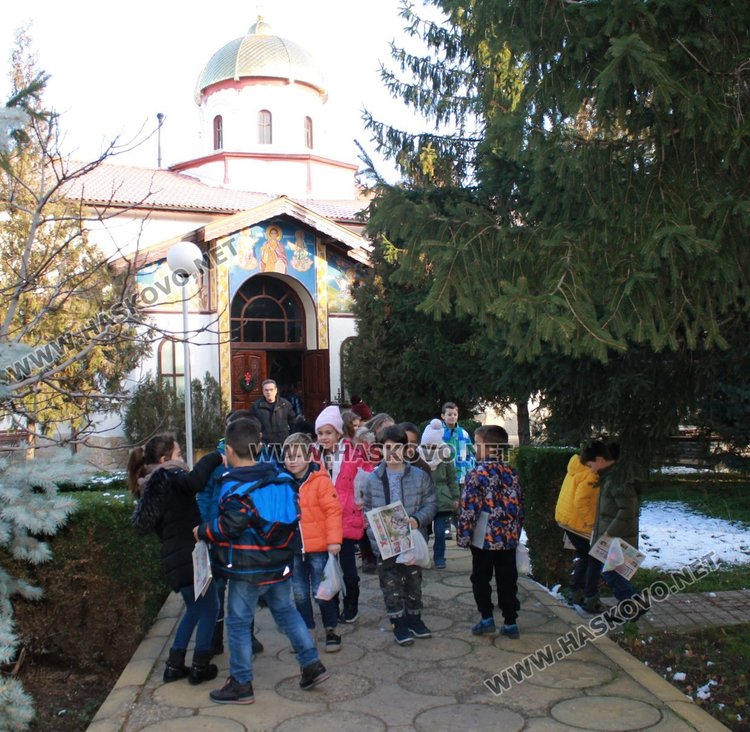 Коледни торбички за децата раздава димитровградската църква