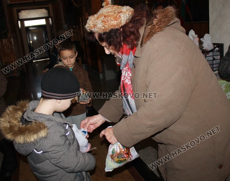 Коледни торбички за децата раздава димитровградската църква
