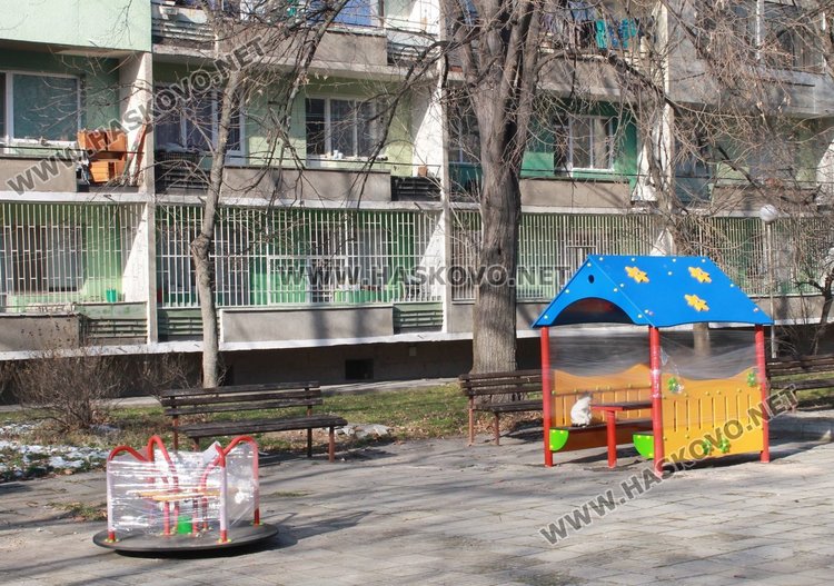 Монтираха нови детски съоръжения зад блок №5 на ул."Цар Симеон"
