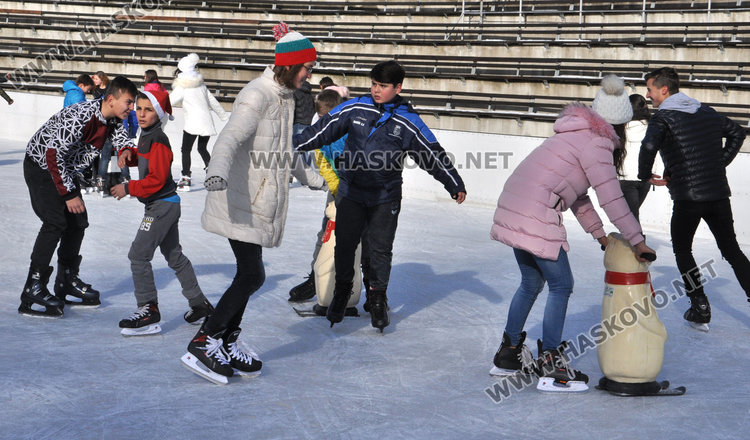 Ледената пързалка в Хасково отвори врати