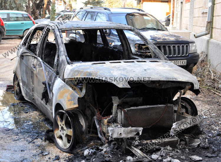 Мерцедес изгоря като факла, покрай него в огън джип и Фиат