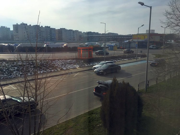 Два мерцедеса паркират в двете платна