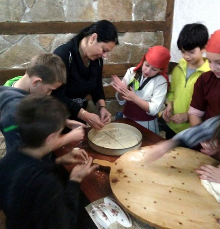 Четвъртокласници от Смолян направиха коледно тържество по стар обичай – с месена питка и бъдник в пещта 