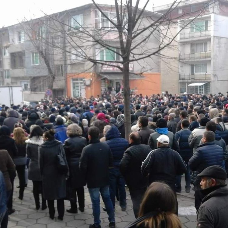 Момчилград се прости с малката Дамла, 2000 се стекоха на погребението