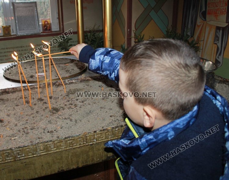 Коледни торбички за децата раздава димитровградската църква