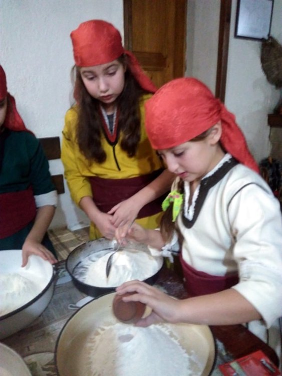 Четвъртокласници от Смолян направиха коледно тържество по стар обичай – с месена питка и бъдник в пещта 